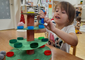 I radość, dziecięca ciekawość i potrzeba działania - coś z niczego - czyli nasza Eko choinka