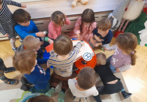 A kiedy prezenty się pojawiły rozpoczęła się wspaniała zabawa i nauka współpracy, dzielenia się zabawkami, prowadzenie dialogów, rozwiązywanie sporów - ach co to były za emocje