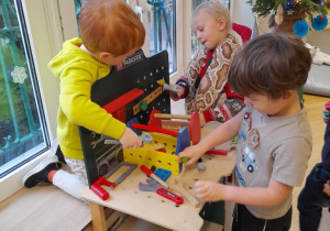 Oprócz nowych zabawek, otrzymaliśmy również piękny warsztat mechanika, który stał i na nas czekał w schowku naszych Pań - wymienianie cykliczne zabawek również inspiruje. Czasem mniej znaczy więcej. Gdy już się czymś wybawimy zamieniamy to na coś innego