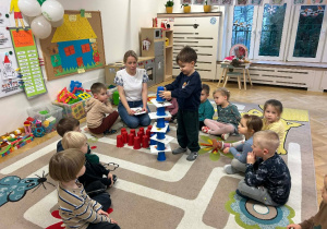 Zabawy z językiem angielskim - budowanie wieży z poznanych przez nas angielskich słów - przy okazji ćwiczenie umiejętności koordynacji i współpracy