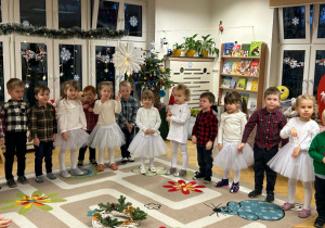 Wspólne kolędowanie, śpiew, przygotowywanie stroików pozwolił nam spędzić cudowny, rodzinny czas i poczuć ducha zbliżających się świąt