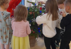 W Mikołajki otrzymaliśmy piękną choineczkę, którą postanowiliśmy wspólnie udekorować