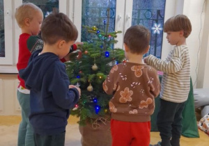 Choino piękna jak las, choinko zostań wśród nas...