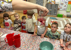 Ależ to wszystko ciekawe i magiczne, rozpuszczanie się, łączenie - a wystarczą barwniki spożywcze, ocet i woda i zabawa gotowa