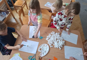 Bałwanki z waty wyczarowane przez przedszkolaki