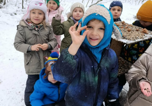 Pyszna uczta dla ptaszków przygotowana przez przedszkolaki