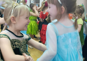 Tańce w pięknych karnawałowych strojach