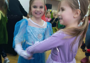 Wspólne tańce na balu karnawałowym