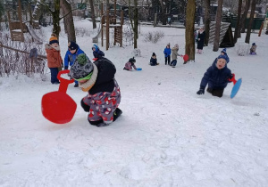 Wspinaczka na górkę zapewnia odpowiednie rozgrzewkę w tym zimowym czasie