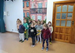 Zabawy ruchowe podczas zajęć w MDK-u z Panią Krysią