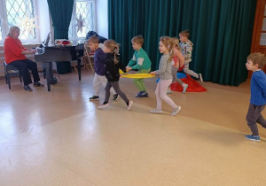 Zabawy ruchowe przy akompaniamencie podczas czwartkowych zajęć w MDK-u