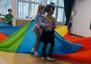 Zabawy w MDK-u z chustą