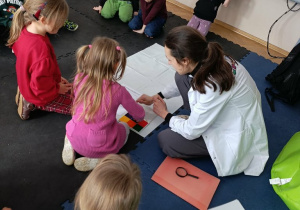 Zbieranie odcisków palców podczas warsztatów Labolo