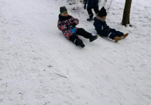 Zimowe zabawy w przedszkolnym ogrodzie