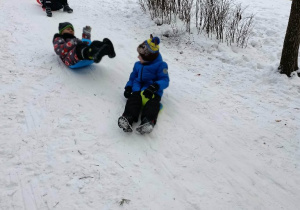 Zimowe zjazdy na naszej górce nie są straszne dla przedszkolaków