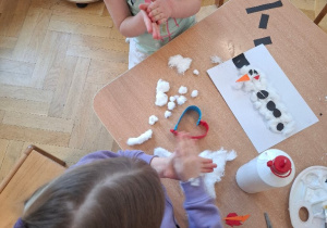 Ćwiczymy rączki i rozwijamy sensorykę tworząc piękne prace