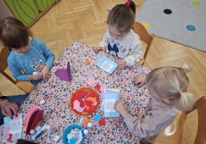 Przygotowywanie zaproszeń dla Babć i Dziadków