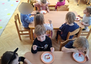 Smakowanie serniczka na zimno przygotowanego przez nasze panie kucharki