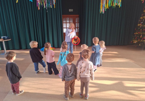 Zabawy muzyczno - ruchowe w MDKu cz 1