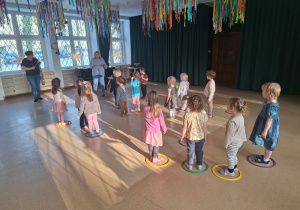 Zabawy muzyczno - ruchowe w MDKu cz 2