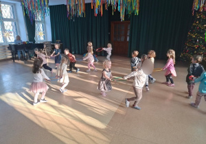 Zabawy muzyczno - ruchowe w MDKu cz 3