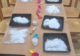 Zabawy ze śniegiem - Dzień Biały w grupie