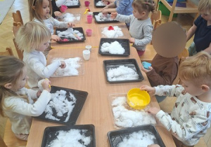 Zabawy ze śniegiem - zajęcia badawcze cz 3