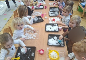 Zabawy ze śniegiem - zajęcia badawcze cz 5