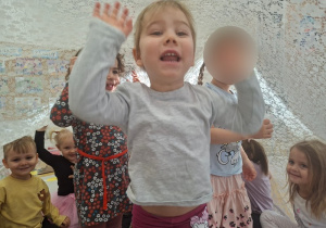 Dzień Biały - zabawy z białą firaną cz 3