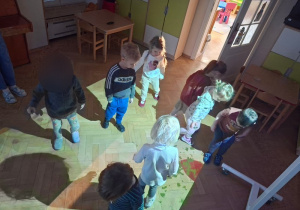 Zabawy ruchowe z "Magicznym Dywanem" cz 1