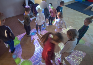 Zabawy ruchowe z "Magicznym Dywanem" cz 2