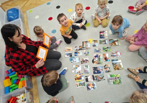 Rozmowy o Babciach i Dziadkach - praca z przyniesionymi przez dzieci zdjęciami