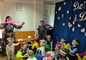 Występ z okazji "Dnia Babci i Dziadka" - Polka dla Anny z chustami