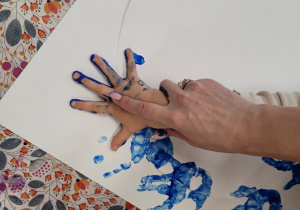 Zabawy z farbami pod okiem pedagoga specjalnego