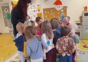 Zabawa "Pingwiny" z Panią Martyną - psycholog - elementy TUS w grupie