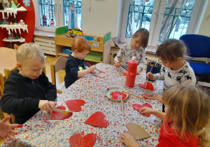 Przygotowania do Dnia Babci i Dziadka - serduszka do tańca już prawie gotowe