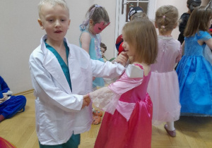 Żadna piękna dama nie mogła w tańcu zostać sama.