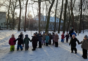 Idąc do Pani Krysi do MDK-u podziwiamy las każdą porą roku kształtując wiedzę przyrodniczą