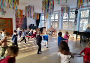 Tańce i zabawy ruchowe w tak pięknej, dużej sali sprawia nam wiele radości