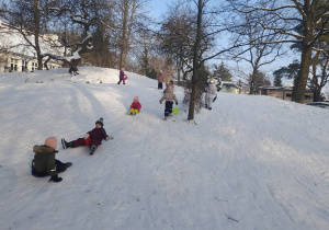 W zimę pada śnieg, a jak spadnie to możemy pojeździć na jabłuszkach