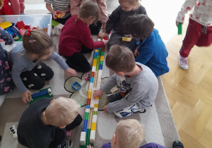 Nasze kolejne zadanie od Pani Martynki - wspólne budowanie Mostu Przyjaźni