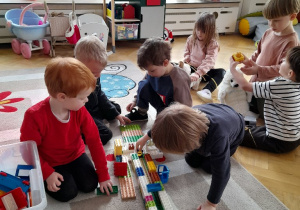 Zadanie wymagało od nas logicznego myślenia i współdziałania w grupie, ale efekt był wspaniały a nam wspólne tworzenie bardzo się podobało