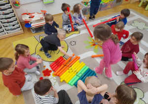 Poznaliśmy również nowe instrumenty - piękne, kolorowe bum bum rurki