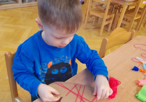 Uwielbiamy prace plastyczne...tworzymy kolejne serce tym razem z włóczki