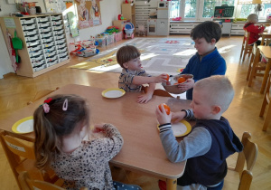 Ponieważ jesteśmy już starsi nasze Panie codzienne wybierają w nagrodę trzech Dyżurnych, którzy im pomagają i mają przydzielane różne odpowiedzialne zadania