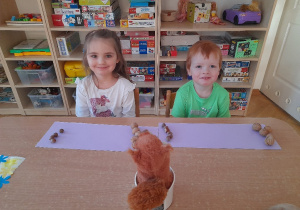 Czekały nas również ciekawe zabawy matematyczne z orzechami laskowymi i włoskimi