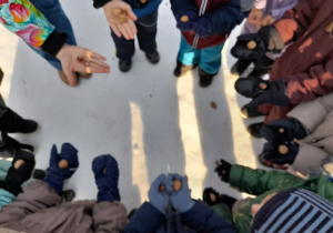 W Dzień Wiewiórki wybraliśmy się do pobliskiego Lasku aby nakarmić naszych małych Przyjaciół