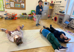 Za oknem mróz wiec zrobiliśmy w naszej sali górkę po której mogliśmy się poturlać - wszystko jest w naszej wyobraźni