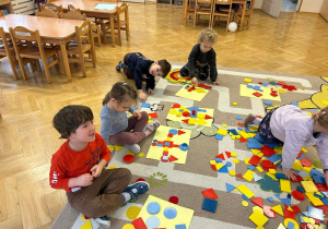 Po zabawach matematycznych w których rozpoznawaliśmy figury i kolory, przeliczaliśmy i tworzyliśmy zbiory przyszedł czas na naszą radosną twórczość