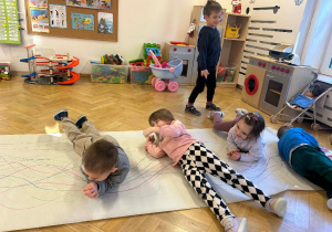 No to hop na góreczkę, poturlamy się troszeczkę - realizacja innowacji Sprytne rączki... ćwiczenia całego ciała, bo to stąd bierze się sprawność naszych rąk